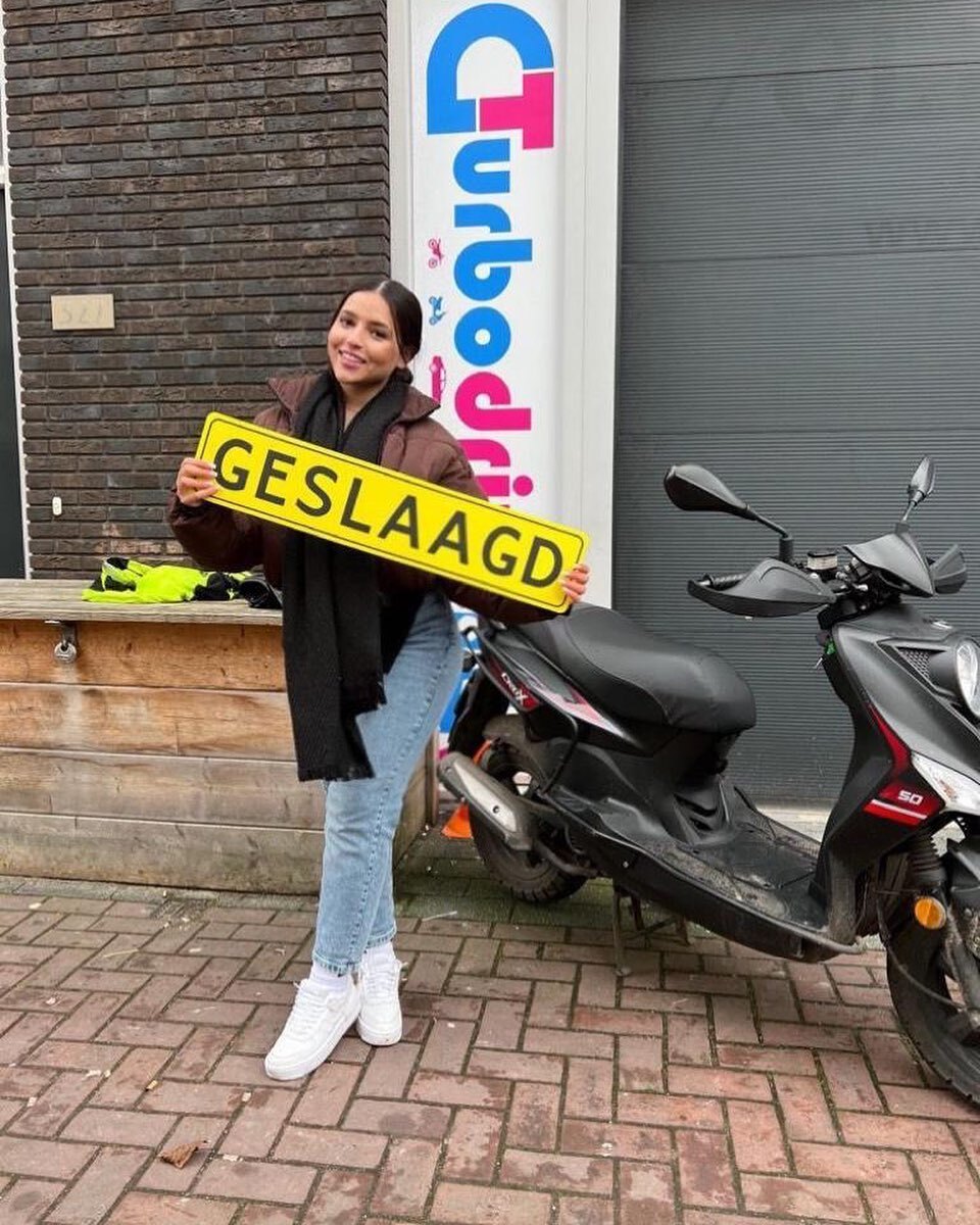 geslaagde-leerling-scooter-praktijkles geslaagde-leerling-scooter-praktijkles