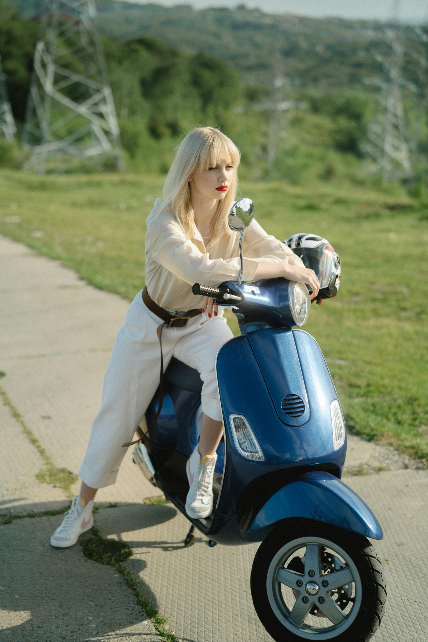 Vrouw op elektrische scooter