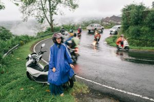 Scooter rijden in de regen