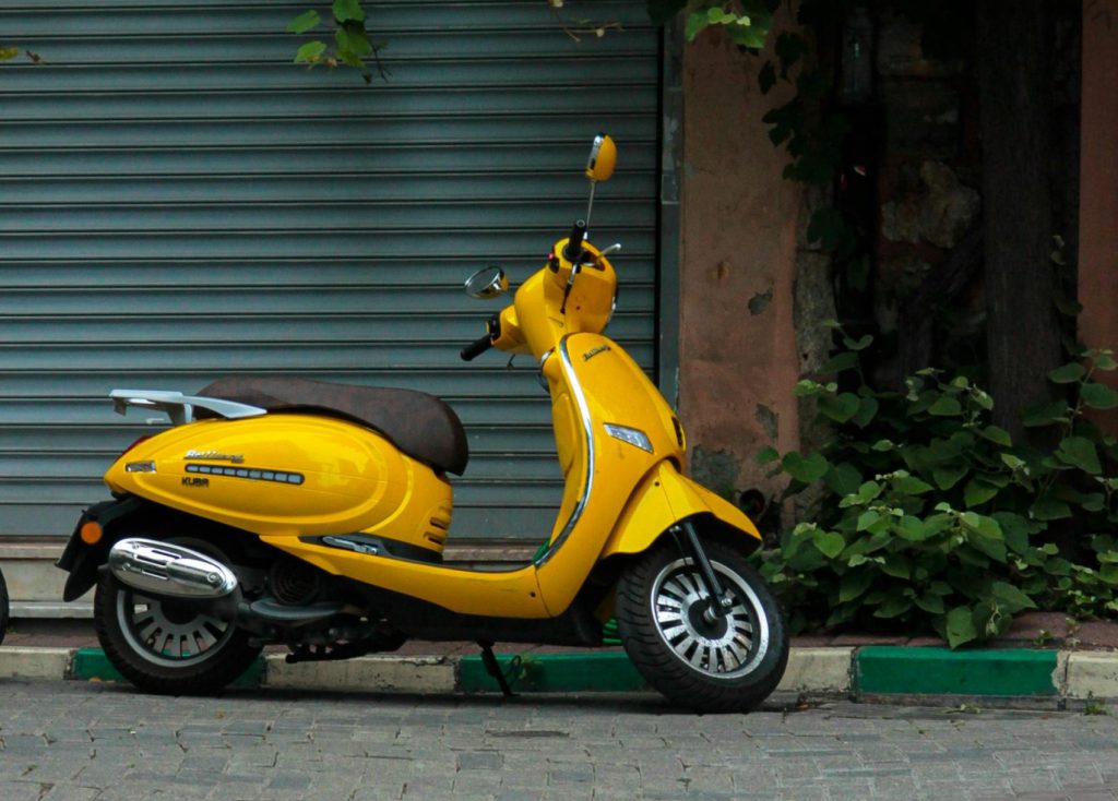 Gele scooter